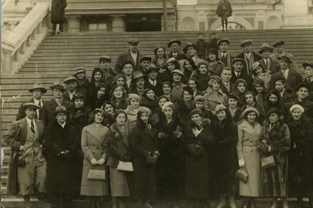 Підпис на світлині: "Балетная труппа оперного театра. 1940 г. Анна Исааковна Магазинер (відмічена на світлині галочкою-прим.ред.) погибла в гестапо в 1941 г. с ребенком".