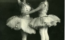Танцівниці балету, ймовірно, у костюмах до "Раймонди" або "Корсара". Дата знімання невідома.